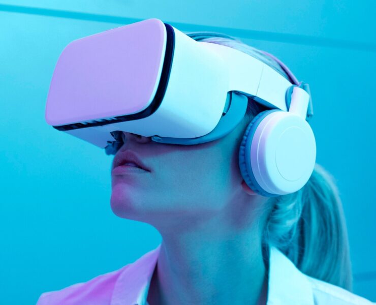 woman-wearing-virtual-